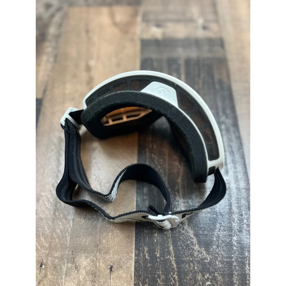 Giro Snow Goggles White Frame Amber Lens Ski Snowboard Adjustable Strap Logo